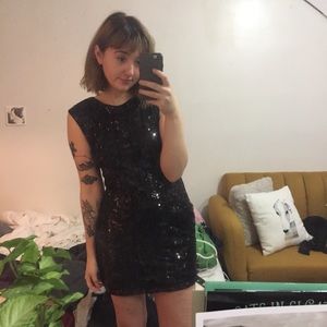 Black sequined cap sleeve backless mini dress